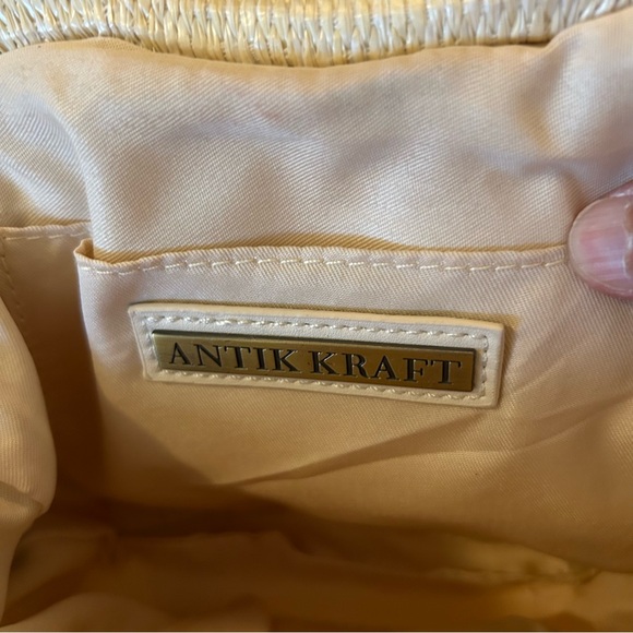 Antik Kraft Pleated Shell Straw Clutch Purse. - Picture 7 of 13